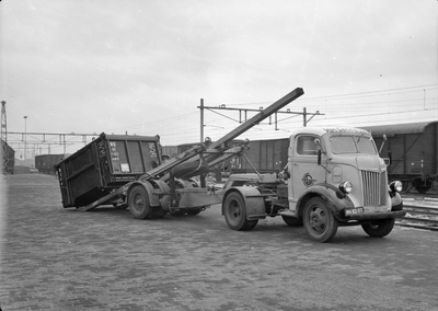 837191 Afbeelding van een vrachtauto van Van Gend & Loos met een autolaadkist op de laad- en losplaats van het ...